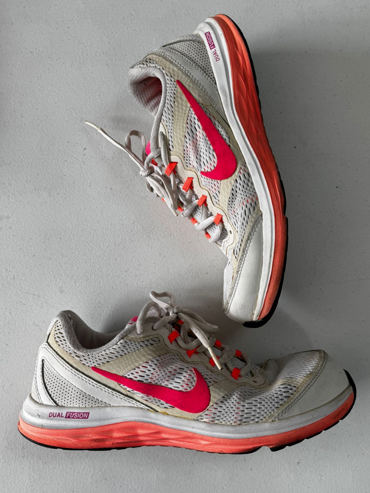 TENIS DA NIKE BRANCO E LARANJA DUAL FUSION. TAM 37