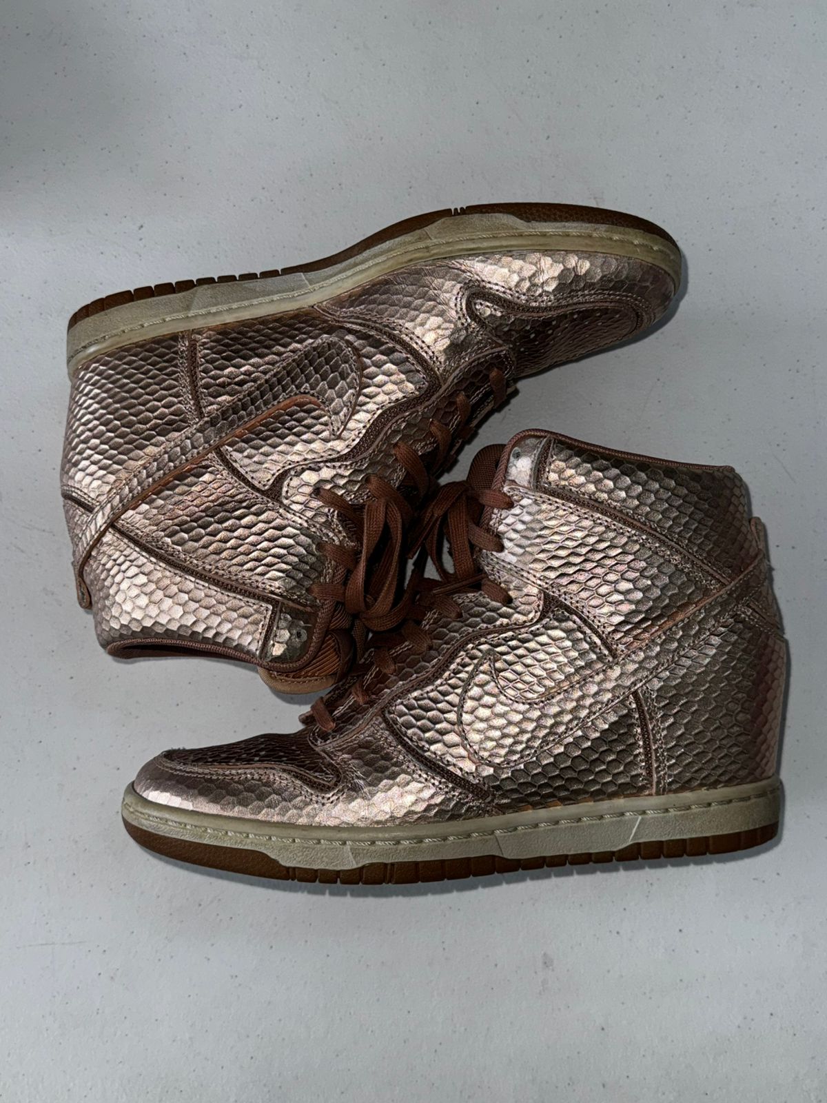 TENIS NIKE DOURADO CANO LONGO. TAM 37